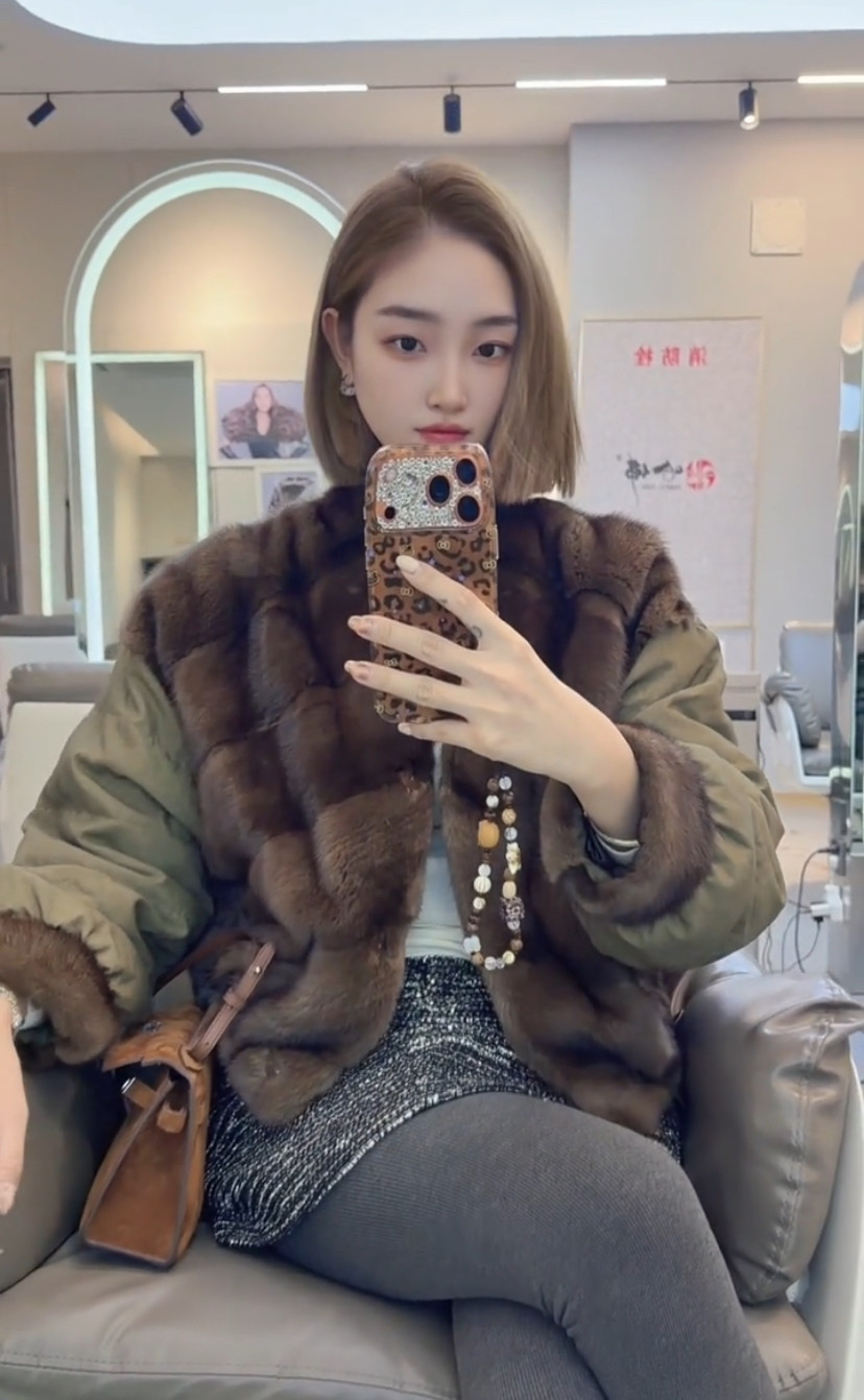 2025冬季高级V领水貂毛羽绒服女士白鸭绒厚外套休闲夹克面包服潮