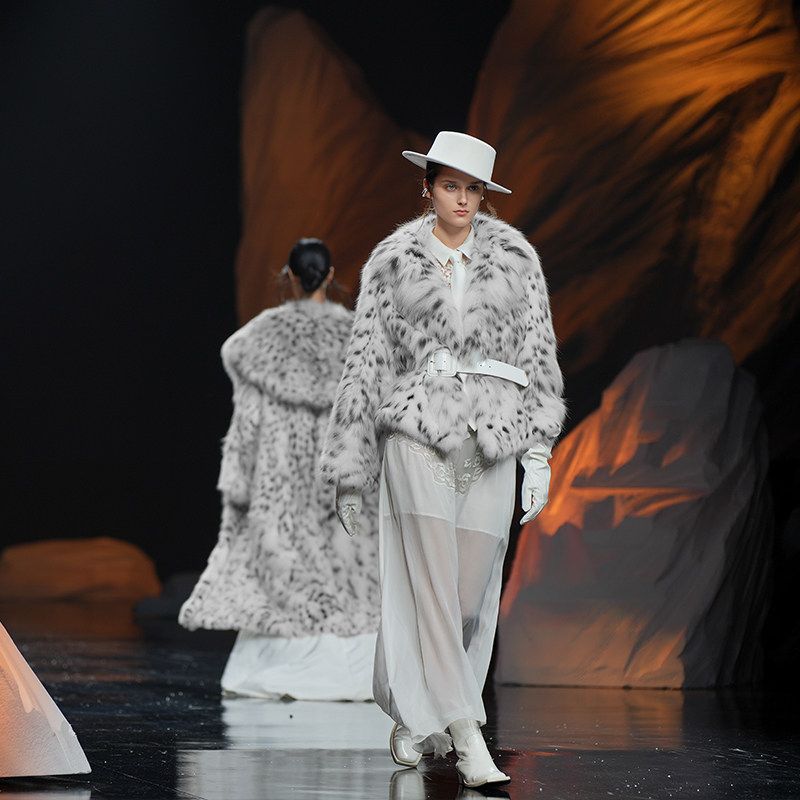 [纯白走秀系列]进口美国lynx皮草大衣西装领短款裘皮外套斑点猫女