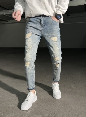 2023新款破洞刮烂牛仔男裤浅蓝色九分个性潮流水洗弹力修身小脚裤