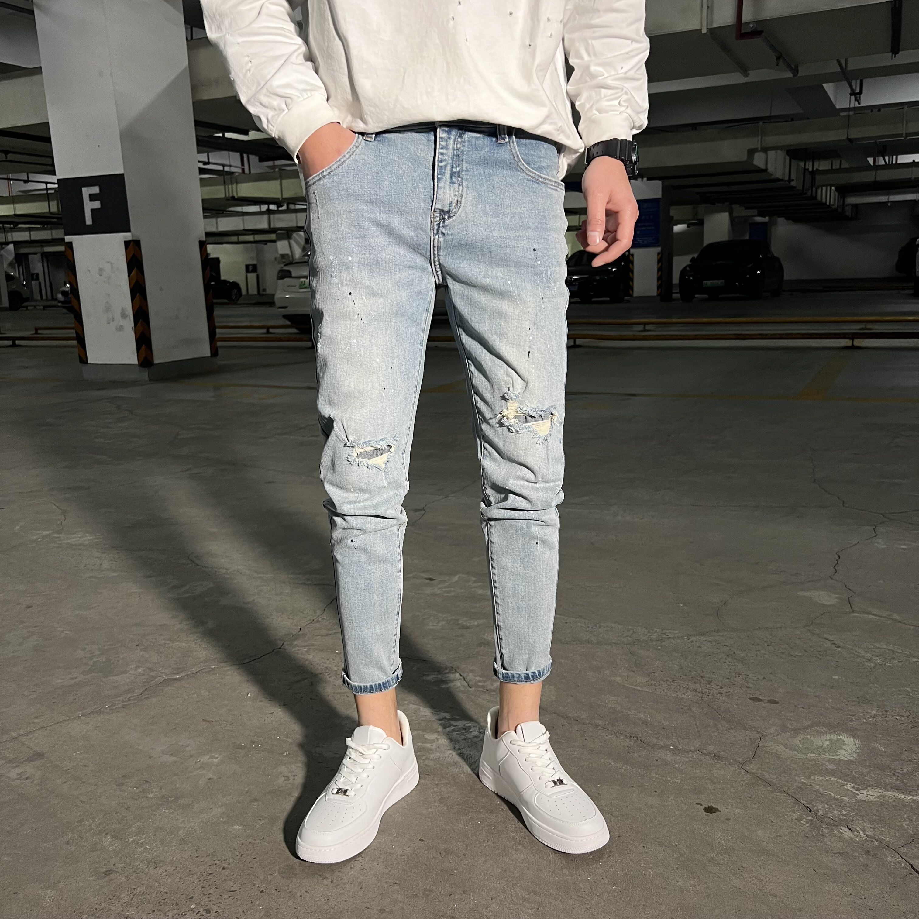 春夏破洞补丁浅蓝色修身牛仔男裤