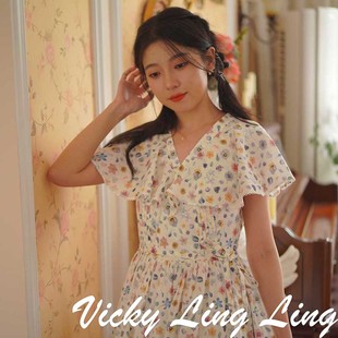 LIBERTY清新花朵披肩款 风琴褶连衣裙