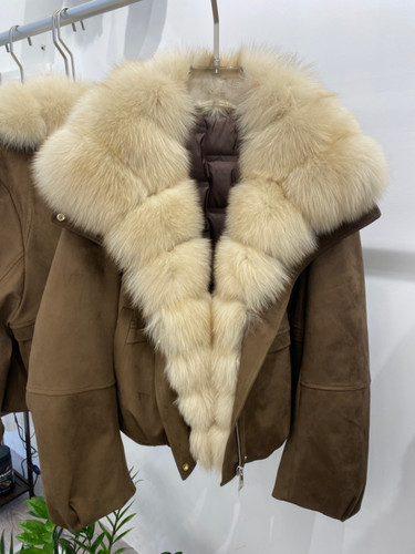 洋气短款2025海宁新款整皮狐狸毛领皮草外套女麂皮绒鹅绒派克服冬