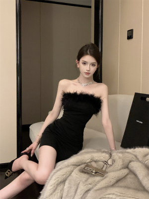 性感包臀纯色毛毛连衣裙