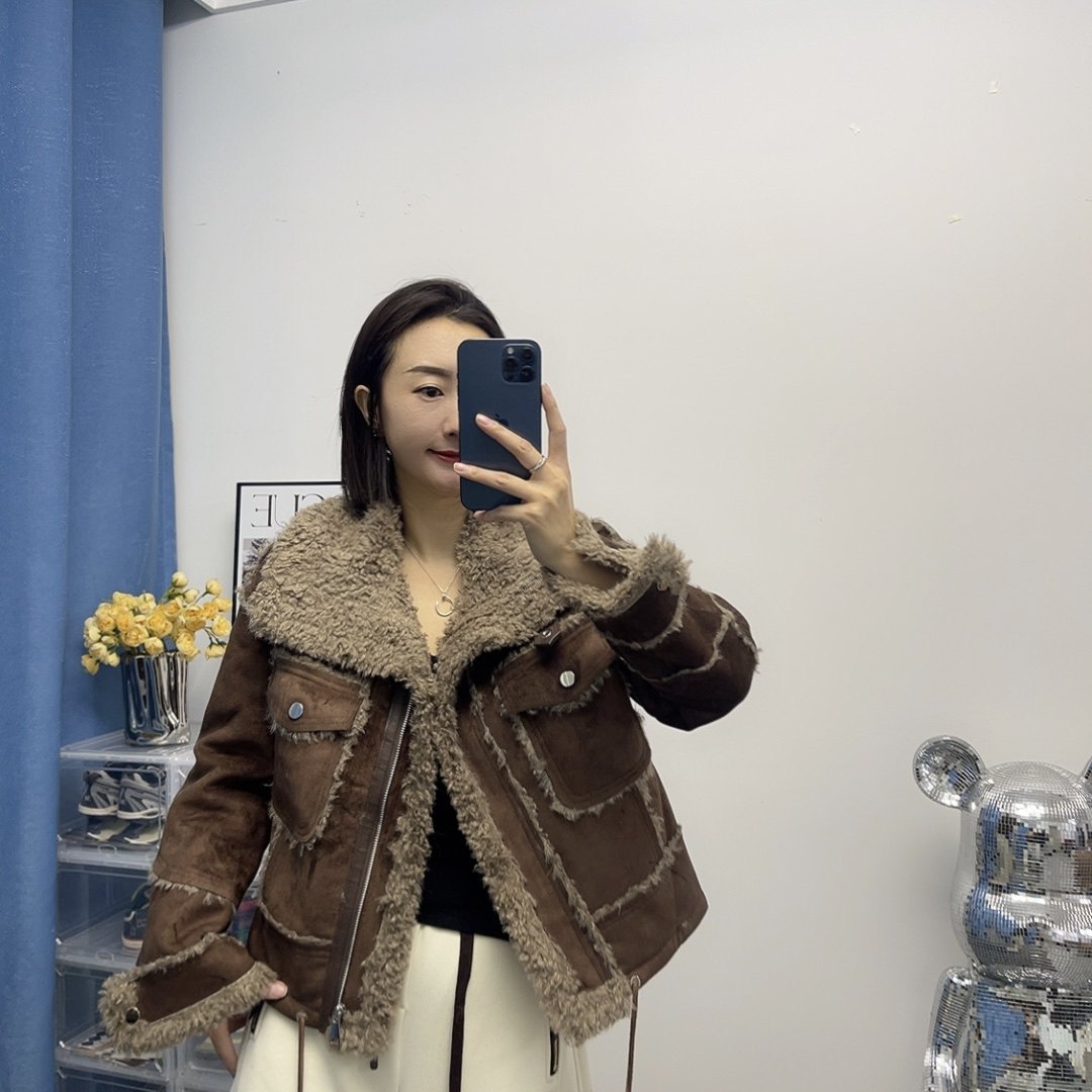 欧洲站2025冬季新款复合羊羔毛短外套女时尚百搭街头保暖翻领棉衣