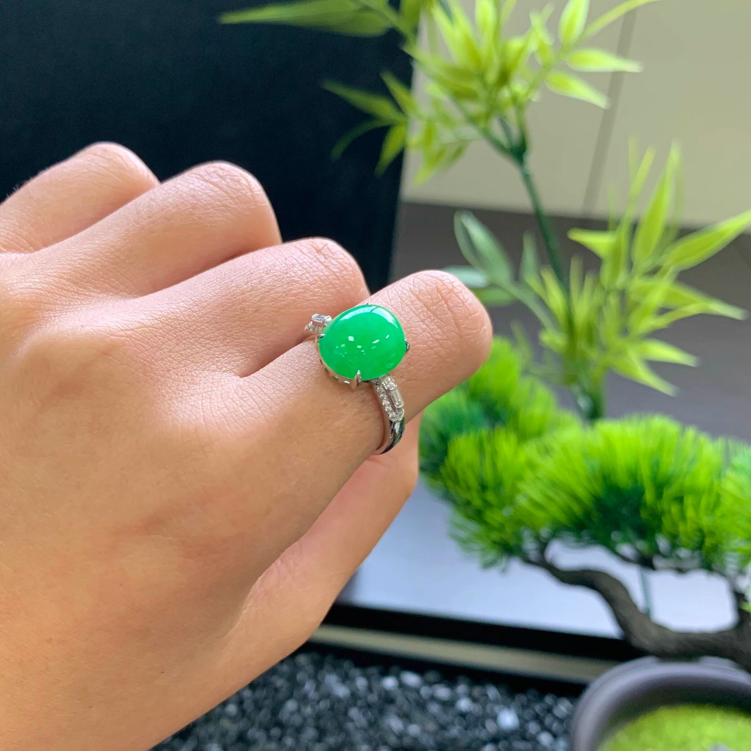 泗隆珠宝-天然A货翡翠蛋面戒指 缅甸玉石18k镶钻满绿蛋面戒指女款