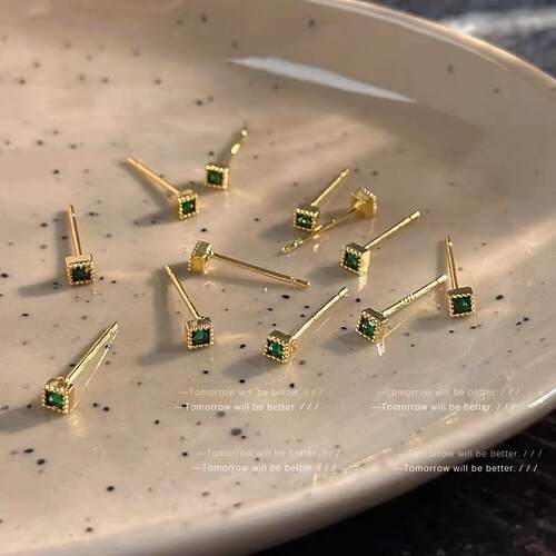 祖母绿金色方形耳钉女2026新款简约小巧学生迷你隐形耳骨钉养耳洞