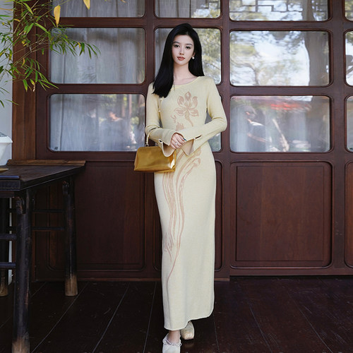 澄渔高定【心照芙蕖】新中式敦煌金美利诺羊毛玉石扣针织连衣裙