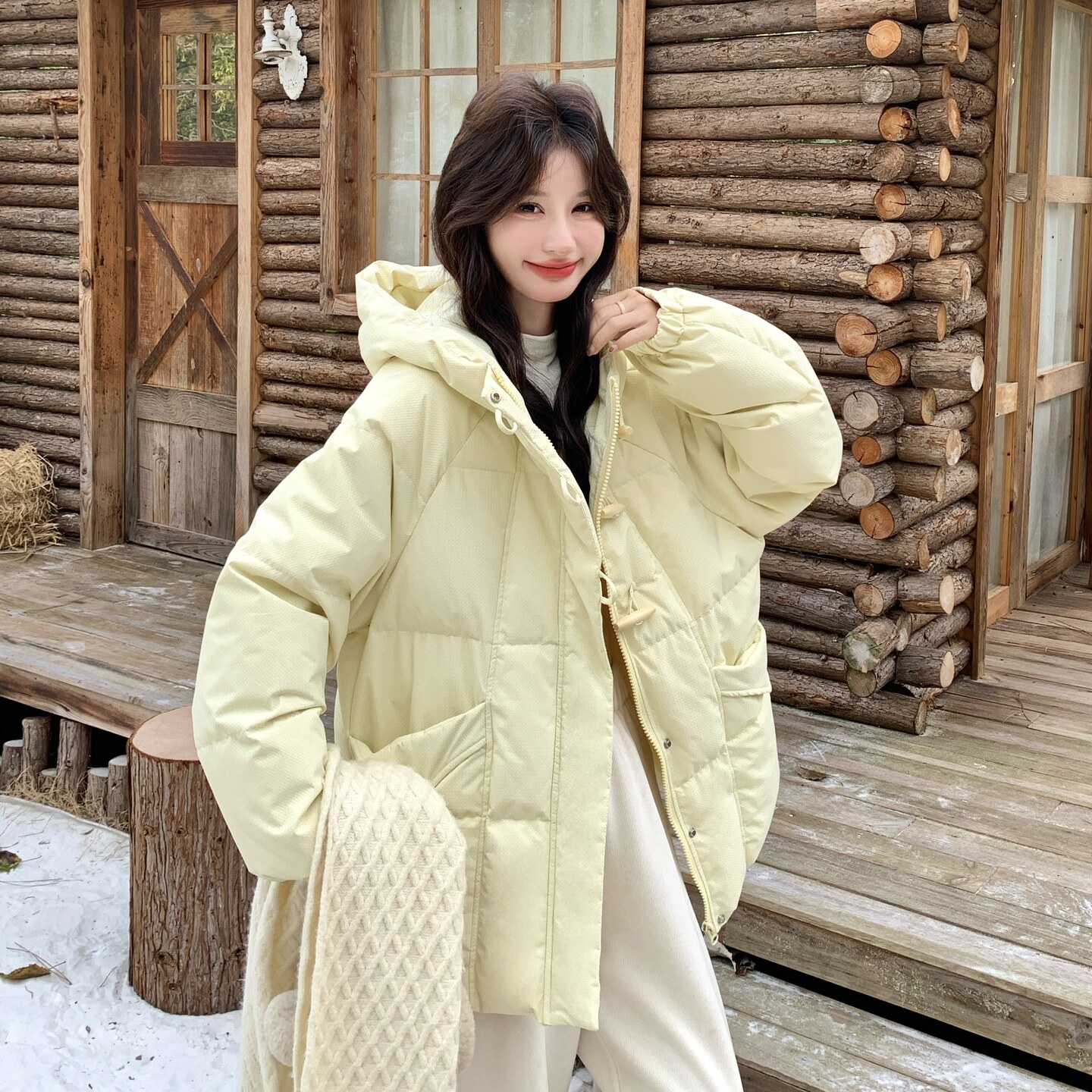 奶黄色短款连帽羽绒服外套女入冬2025新款轻薄白鸭绒巨好看面包服,女装羽绒服,2C059