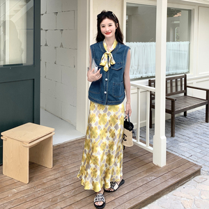 小香风牛仔马甲套装女2025夏季新款时髦洋气减龄印花半身裙两件套,大白连体裙搭配图片