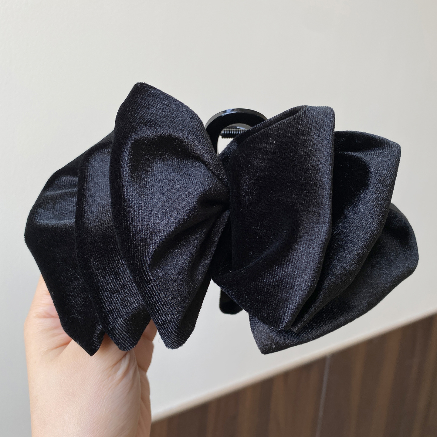 跨境高亮丝绒褶皱云朵抓夹女新款高级感后脑勺显发量盘发鲨鱼夹女