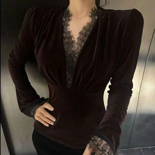 法式高级感红色丝绒衬衫女款2025新款秋季v领蕾丝拼接喇叭袖上衣