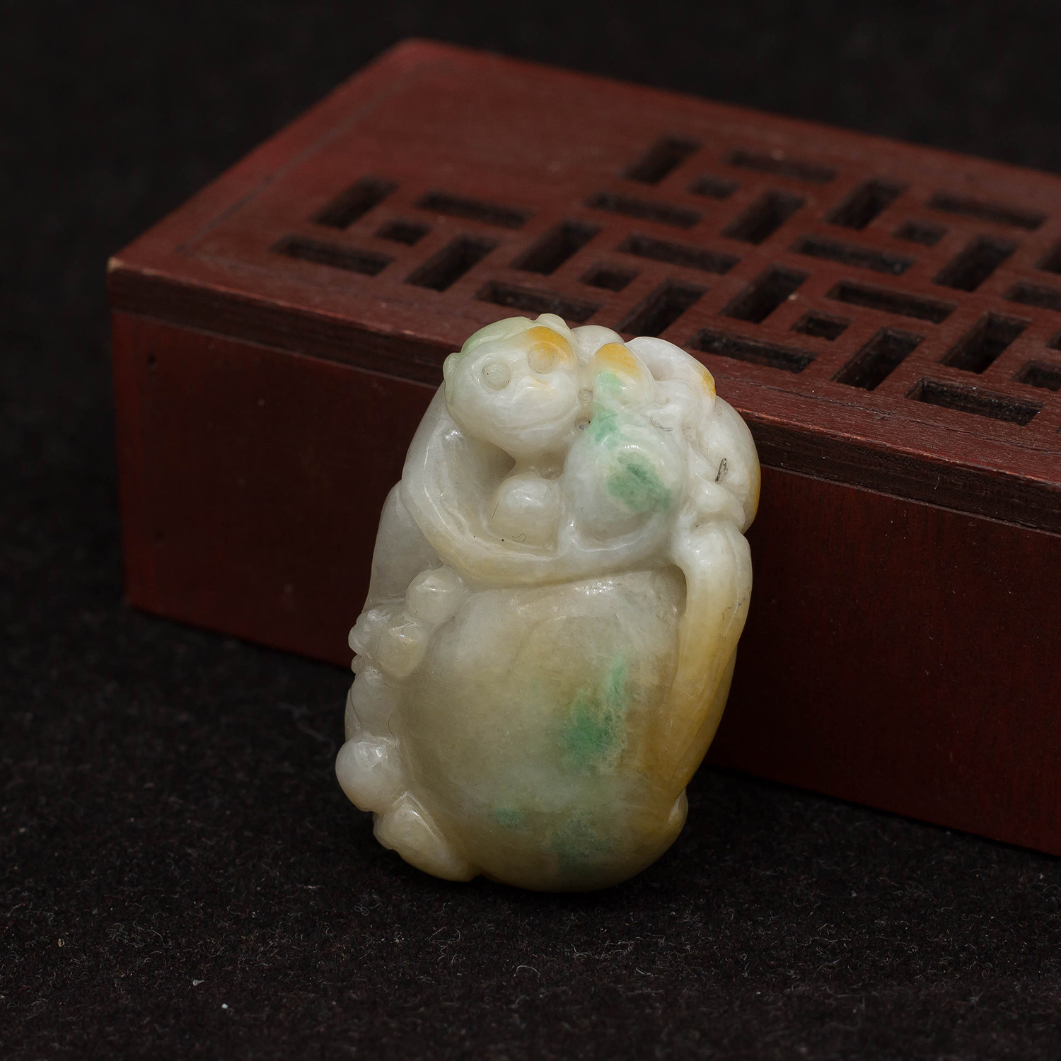 工厂直销 天然缅甸A货翡翠玉器 糯种黄翡飘绿 灵猴献瑞吊坠 包邮