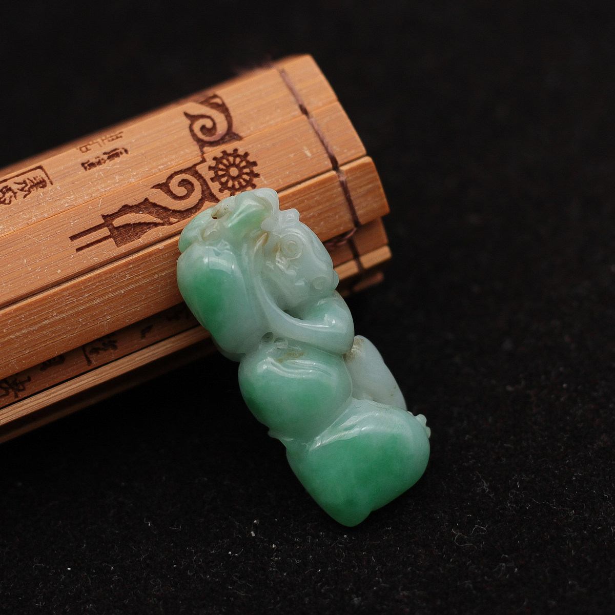 缅甸天然A货翡翠玉器 冰糯种飘阳绿生肖猴灵猴贺寿吊坠玉佩 包邮