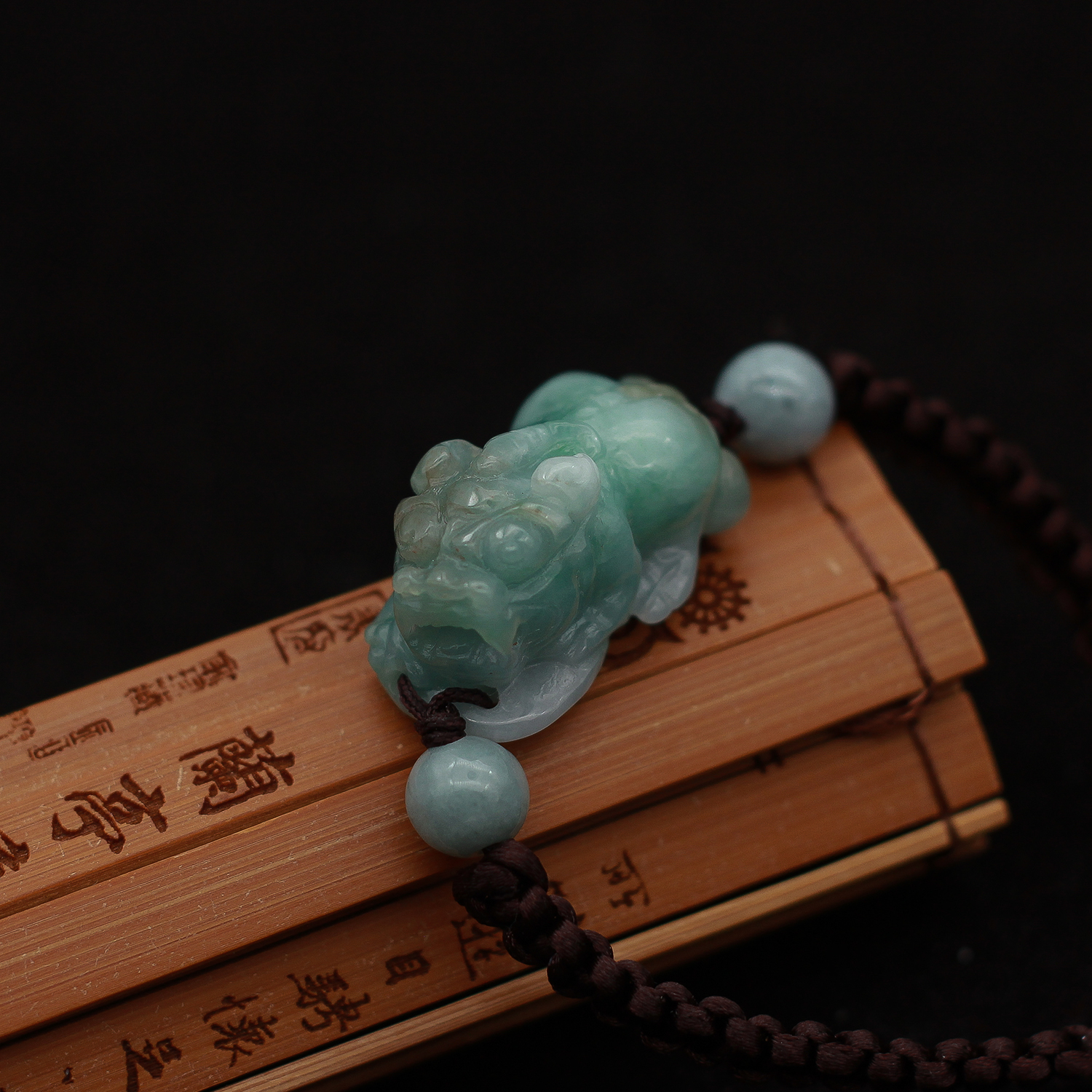 天然玉器冰糯种飘绿招财貔貅手牌