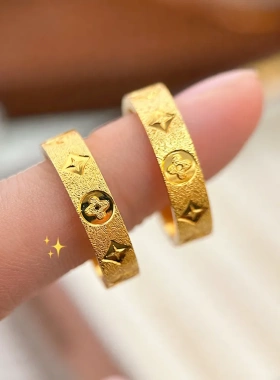 轻奢小众设计感闭口男女指环 仿真黄金情侣款钉砂老花四叶草戒指