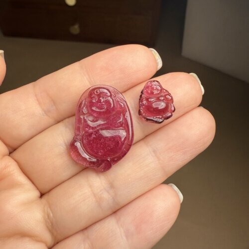 H830碧玺雕件雕刻佛公笑佛逍遥佛宝石红ruby红卢比来稀有大小