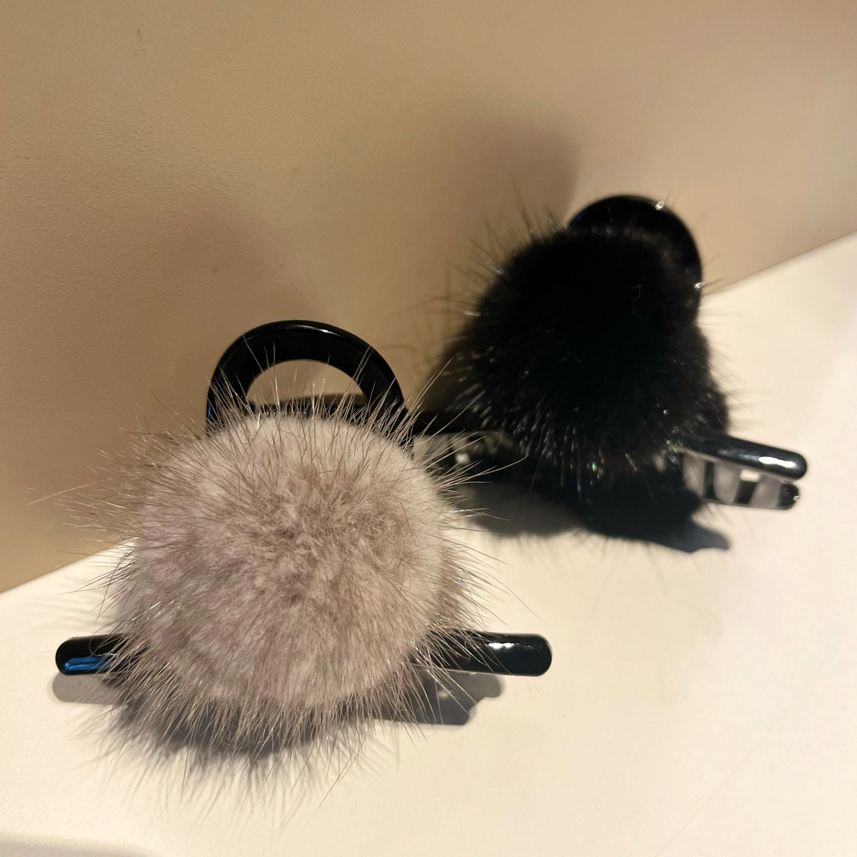 韩国轻奢精致简约大球球毛毛鲨鱼夹毛球大号发抓马尾抓夹发夹发