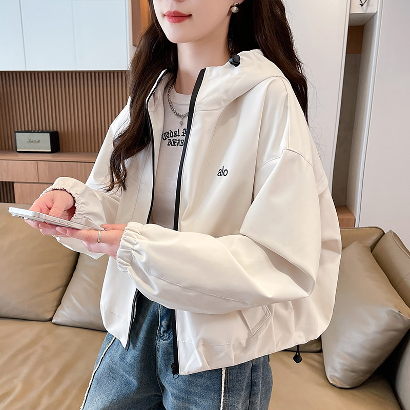 包邮秋装连帽外套2026新款洋气初高中生女冲锋衣百搭时尚短外套