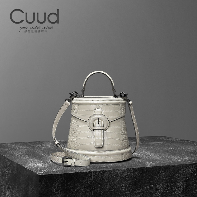Cuud2026新款时尚百搭鳄鱼纹白色包包女真皮单肩斜挎手提水桶小包