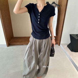 Me town's韩版v领短袖修身侧边皱褶T恤女夏百搭休闲极简上衣T6766