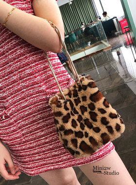 2025款ins网红款豹纹毛毛水桶包斜挎单肩毛绒包韩版时尚手拎女包