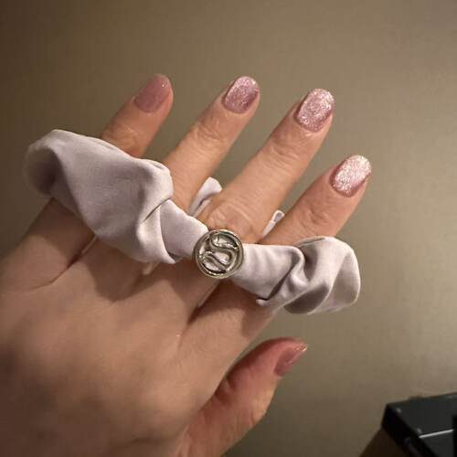 lululemon uplifting scrunchie logo charm 女士发圈