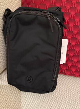 lululemon water bottle crossbody with front pocket 保温杯包