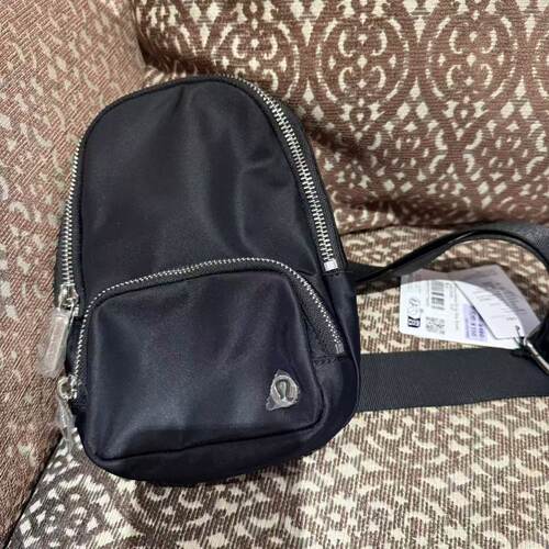 lululemon everywhere small sling bag 单肩斜挎包