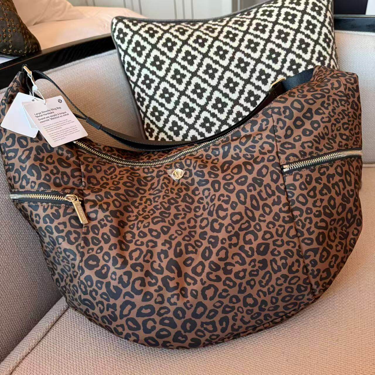 露露乐蒙新款斜挎牛角包