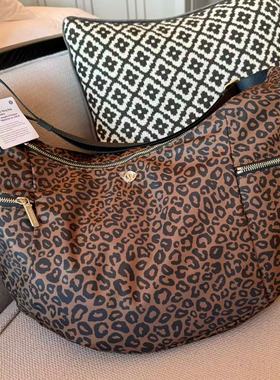 lululemon large slouchy sling bag  13L. 新款斜挎牛角包