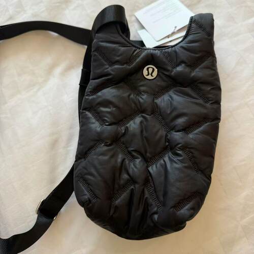 lululemon quilty pleasures phone crossbody 斜挎手机包