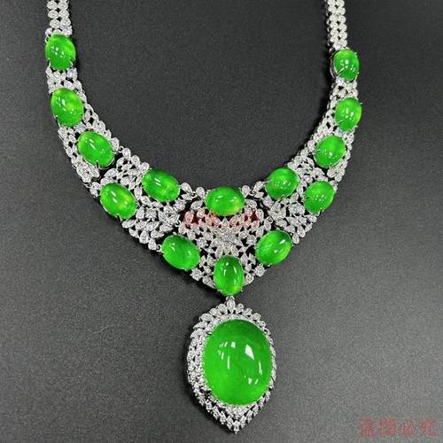 精品翡翠吊坠小凤穿牡丹花