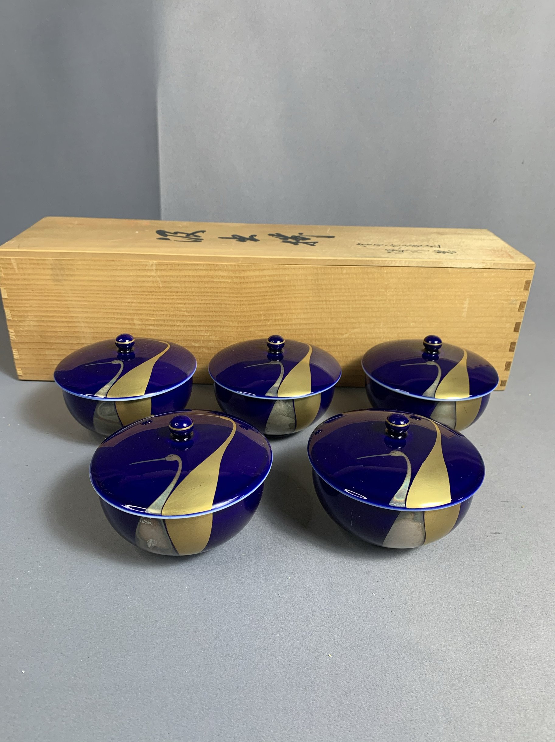 日本进口瓷器全新深川制五客杯盖杯茶杯帝王蓝金银彩立鹤图