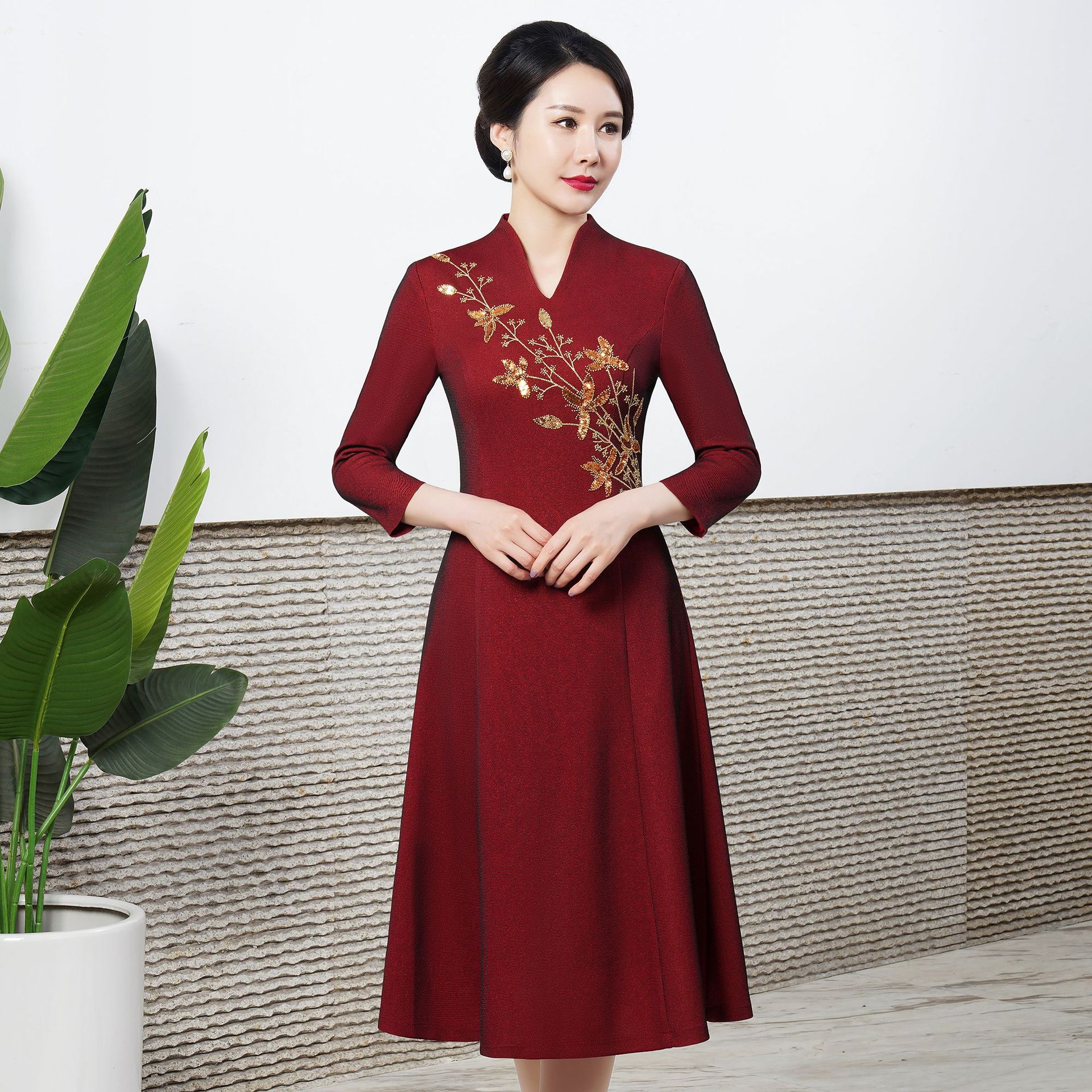 喜婆婆旗袍秋装2022新款刺绣年轻丈母娘参加结婚妈妈婚宴礼服高贵