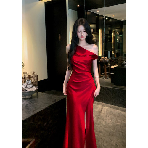 法式红色斜肩缎面压褶连衣裙女