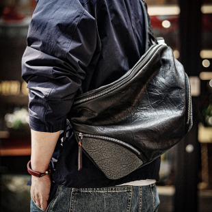2025新款 斜跨包包小眾原創(chuàng)設(shè)計(jì)高級(jí)感頭層牛皮軟皮大容量胸包 男士