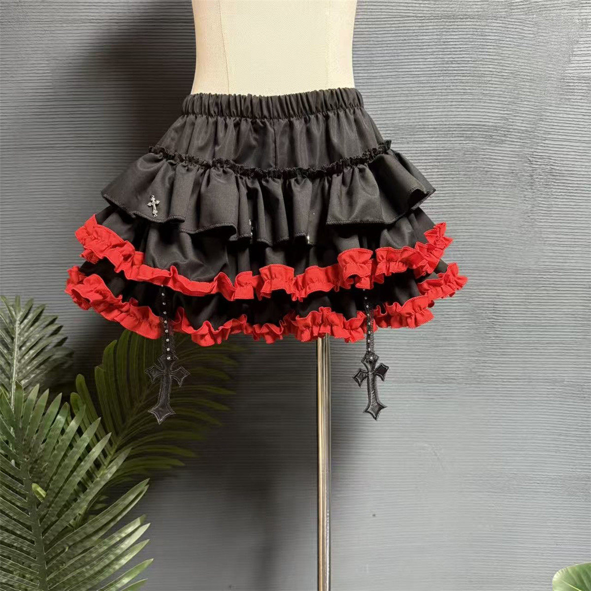 镜服饰2026春季朋克风蛋糕裙女高腰显瘦荷叶边蓬蓬半身裙30094