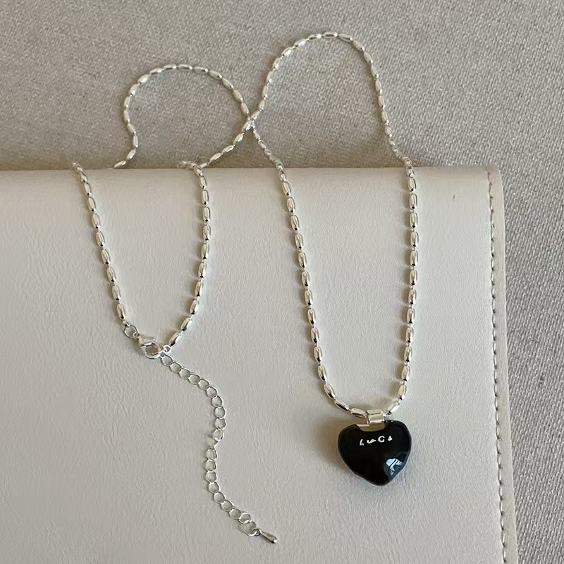 黑色滴油字母爱心吊坠项链女韩系简约百搭时尚潮流气质颈链毛衣链