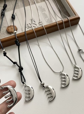 新款复古潮流不规则梳子形吊坠项链小众设计轻奢复古高级毛衣链