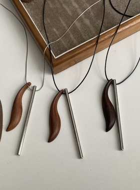 潮流设计不规则黑檀木月牙哨子吊坠项链女钛钢秋冬新款长毛衣链