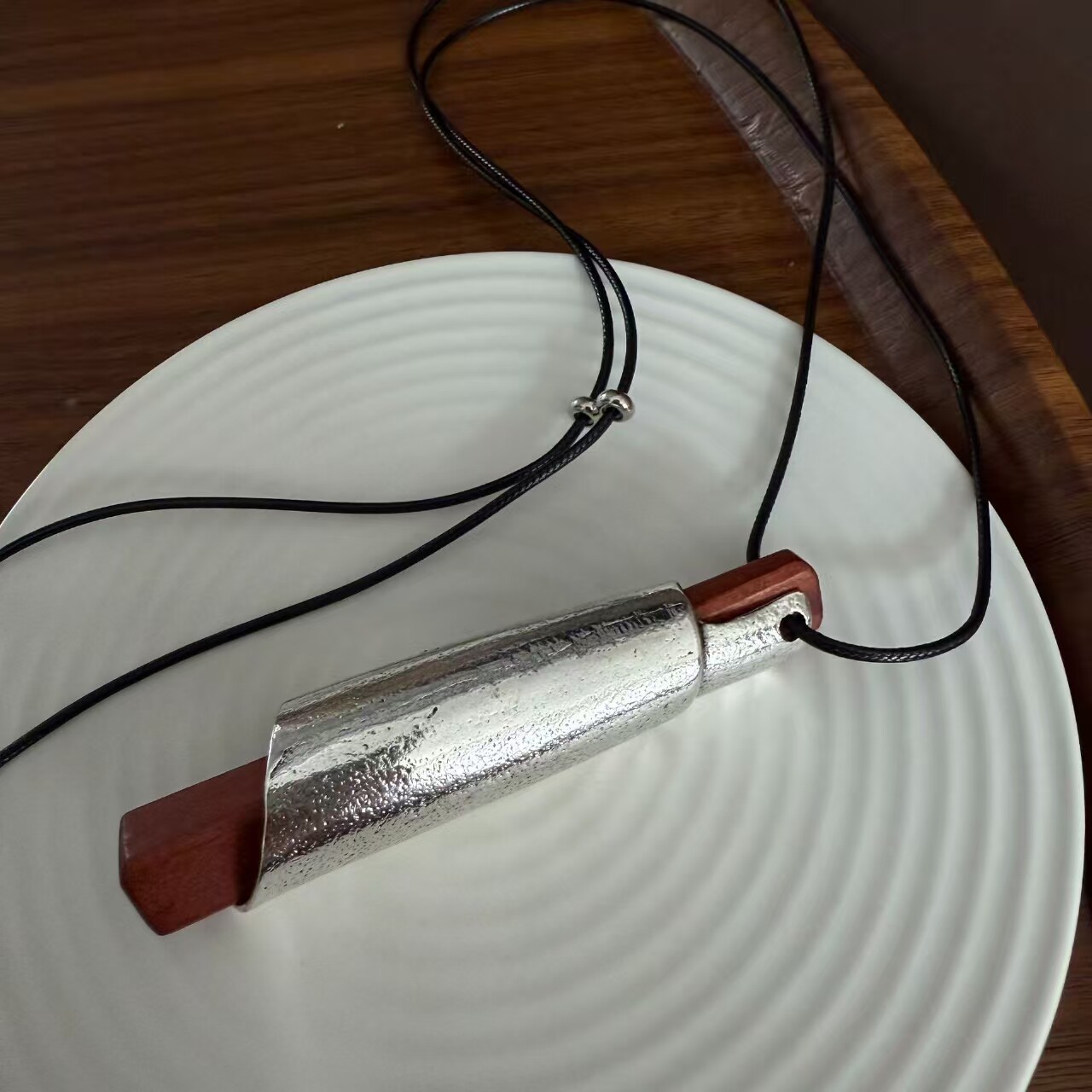 小众设计简约金属卷轴木头黑绳抽拉项链高级复古做旧长款毛衣链新