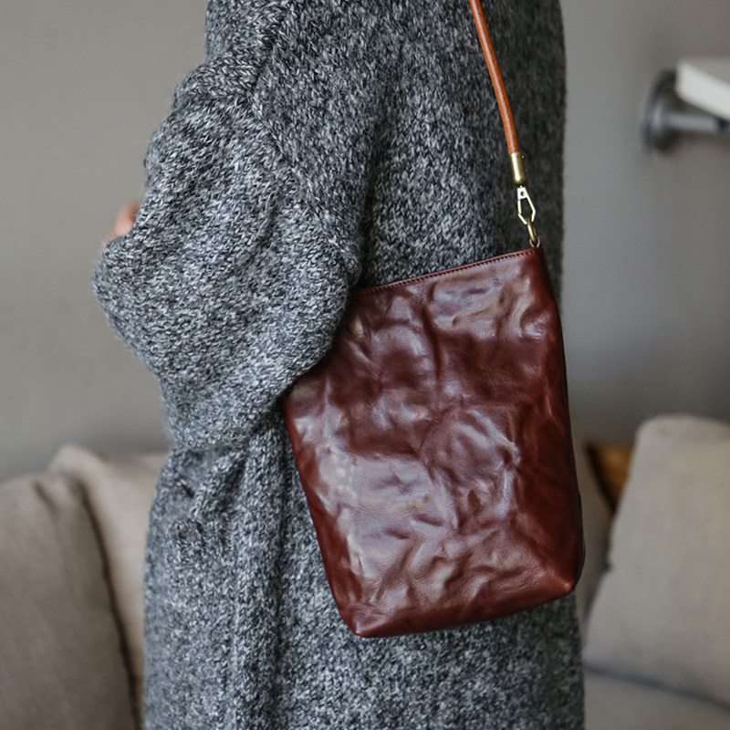 漫色复古植鞣手抓纹头层牛皮腋下包女真皮小托特水桶包单肩斜挎包