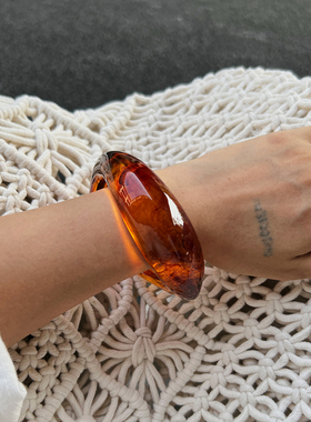 不规则圆弧形树脂手镯女 2025冬季新潮个性时尚模特T台走秀配饰品