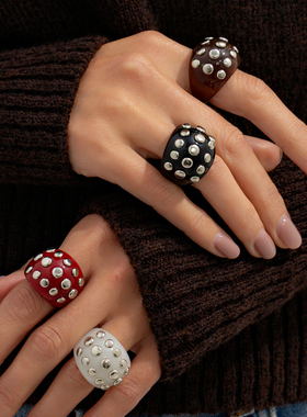 CCB铆钉树脂戒指女 2026春季新潮时尚小众朋克网红气质食指戒饰品