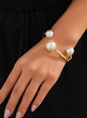不规则线条仿珍珠手镯女2025夏季潮小众设计模特舞台走秀搭配饰品