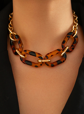 豹纹亚克力扣拼接铝链项链女 2025冬季新性感时尚网红风格颈链潮