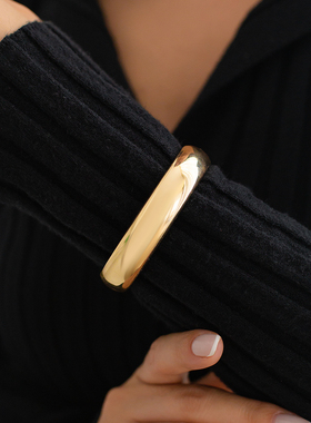 高级感弧形光面弹簧式手镯女2025春季潮时尚服装模特搭配拍照饰品