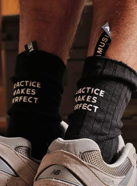 后跟字母布标原创小众潮袜男款欧美风嘻哈潮牌中筒袜高帮高筒长袜