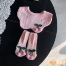 韩风新生春夏纯棉纱布围嘴婴儿围兜柔软宝宝口水巾粉色袜子套装