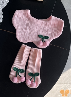 韩风新生春夏纯棉纱布围嘴婴儿围兜柔软宝宝口水巾粉色袜子套装